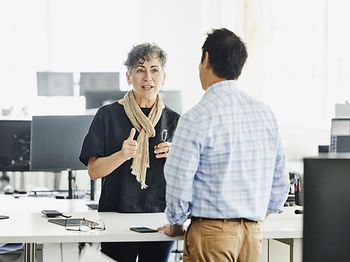 Vorgesetzte redet mit Mitarbeiter