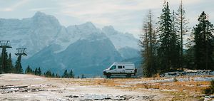 Camper Van parkt im Nationalpark in den Dolomiten