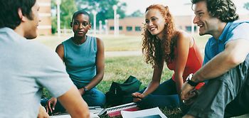 Campus-Szene Studenten auf der Wiese