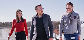 Cawa Younosi mit seinem Team