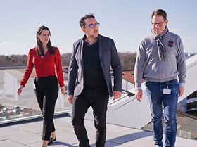 Cawa Younosi mit seinem Team