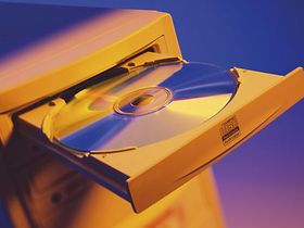 CD-ROM in Laufwerksschublade eines PC
