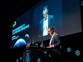 Cem Özdemir beim Sustainability osapiens Summit 2025