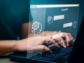 ChatGPT AI Laptop Frau