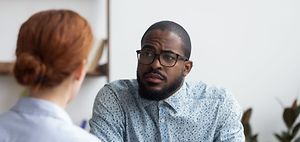 Chef hört Mitarbeiterin zu