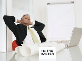 Chef lehnt in Sessel mit "I'm the Master"-Schild