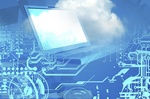 Computer und Wolke vor blauem Hintergrund mit circuit board Optik