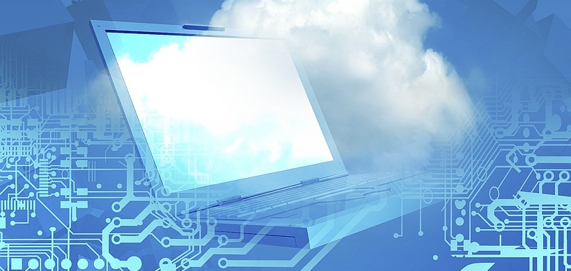 Computer und Wolke vor blauem Hintergrund mit circuit board Optik