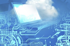 Computer und Wolke vor blauem Hintergrund mit circuit board Optik