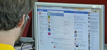 Computerbildschirm mit Facebook-Suche