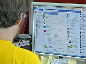 Computerbildschirm mit Facebook-Suche