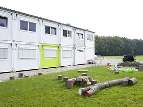 Containerflüchtlingsunterkunft am Waldrand