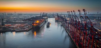 Containerhafen mit Frachtschiffen