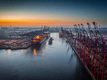 Containerhafen mit Frachtschiffen