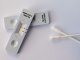 Corona-Schnelltest und Stäbchen