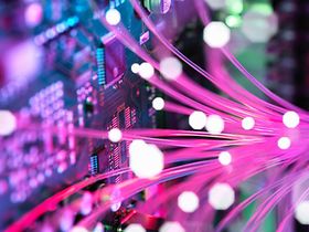 Cyberattacke: Glasfasern greifen die Breitbandhub-Elektronik an