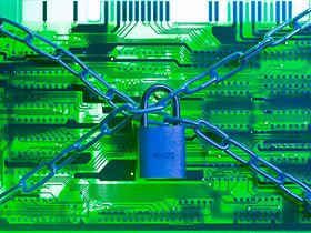 Cyberattacke - Platine mit Vorhängeschloss