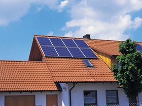 Dach mit Solaranlage