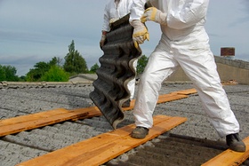 Dachplatten Asbest Handwerker in Schutzkleidung
