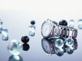 Damenuhr und Glasperlen