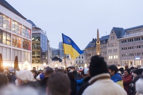 Demonstration Krieg Ukraine Stadt Innenstadt Menschen