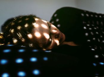 depressive Frau im Bett