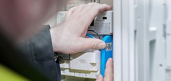 Detailansicht Techniker installiert Smart Grid