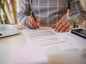 Detailaufnahme Dokument Unterzeichnung