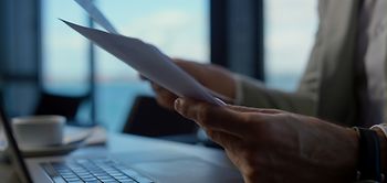 Detailaufnahme Dokumente Hand dunkel