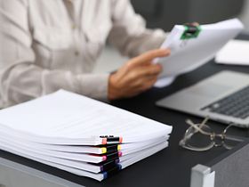 Detailaufnahme Dokumentenstapel Schreibtisch