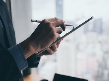 Detailaufnahme Tablet Hand