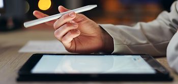 Detailaufnahme Tablet Hand Nacht