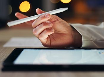 Detailaufnahme Tablet Hand Nacht