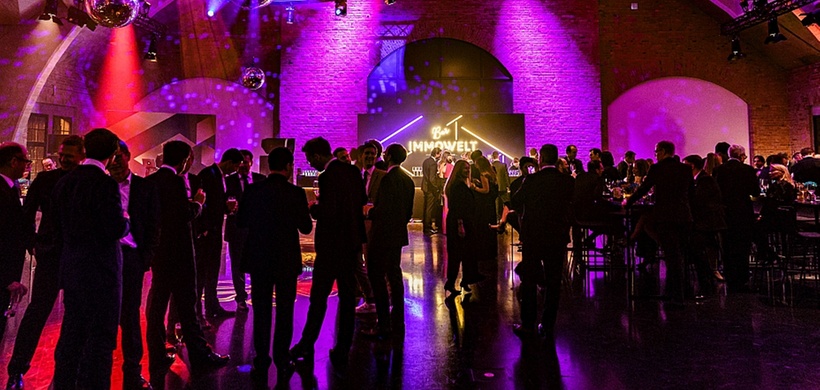 Deutscher Immobilienpreis_Anzugträger im Foyer