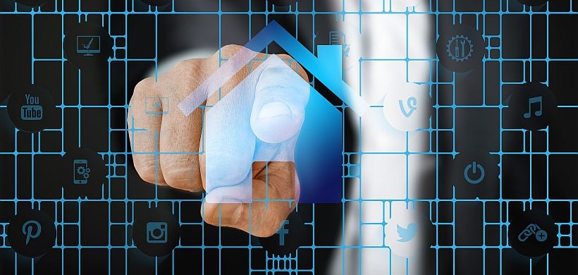 Digitaler Bauantrag Finger auf Bildschirm Haus