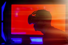 Digitalisierung Virtual Reality Mann verschwommen
