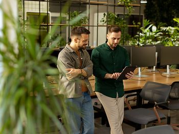 Diskussion in einem modernen Büro zwischen zwei Männern