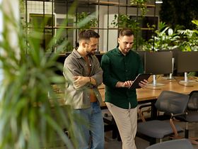 Diskussion in einem modernen Büro zwischen zwei Männern