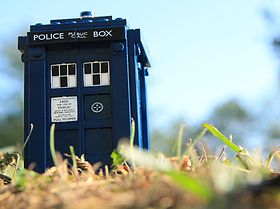 Doctor Who Tardis Modell Wiese