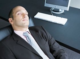 Dösender Mann am Arbeitsplatz