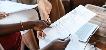 Dokumente werden übergeben