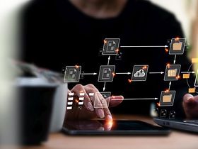 Dokumentenmanagement Files Mann Tablet Smartphone