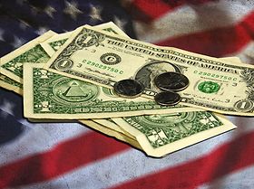 Dollar-Scheine und Münzen auf US-Flagge