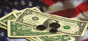 Dollar-Scheine und Münzen auf US-Flagge