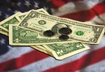 Dollar-Scheine und Münzen auf US-Flagge