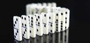 Dominosteine vor schwarzem Hintergrund