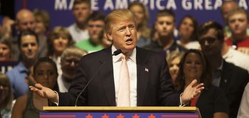 Donald Trump Geste Arme ausgebreitet