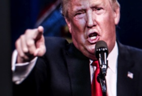 Donald Trump zeigt mit dem Finger auf jemanden