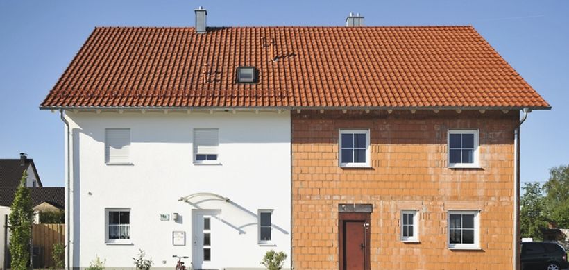 Doppelhaus, eine Hälfte noch im Rohbau