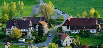 Dorf Idylle Grüne Wiese
